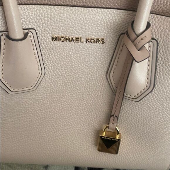 Michael Kors Mercer bag

Michael Kors Blush Pink Satchel with Gold Details - Picture 8 of 11